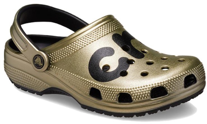 크록스 클래식 메탈릭 로고 클로그 골드 메탈릭 210803-797 Lookbook 크록스 클래식 메탈릭 로고 클로그 골드 메탈릭 210803-797