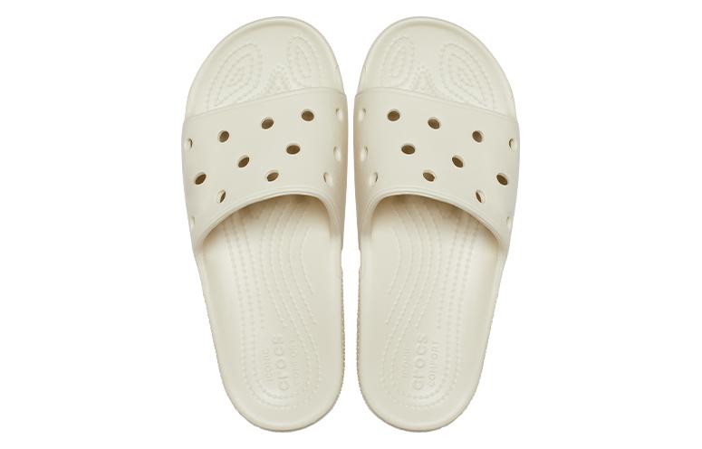Shop Crocs卡骆驰 經典一字平底涼拖鞋 男女同款 米白