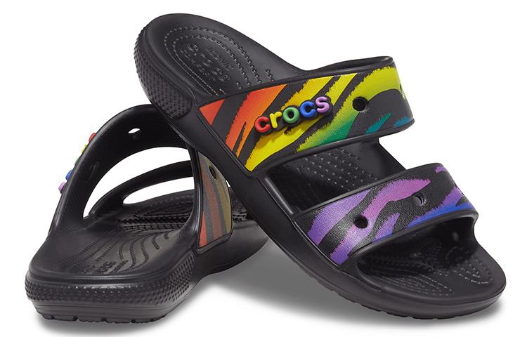 Shop Crocs经典耐磨防滑运动拖鞋男女款 黑色 207346-0C4