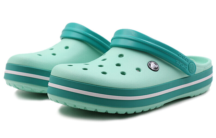 Shop Crocs 轻便耐磨蓝绿色中性凉鞋 11016-3R6