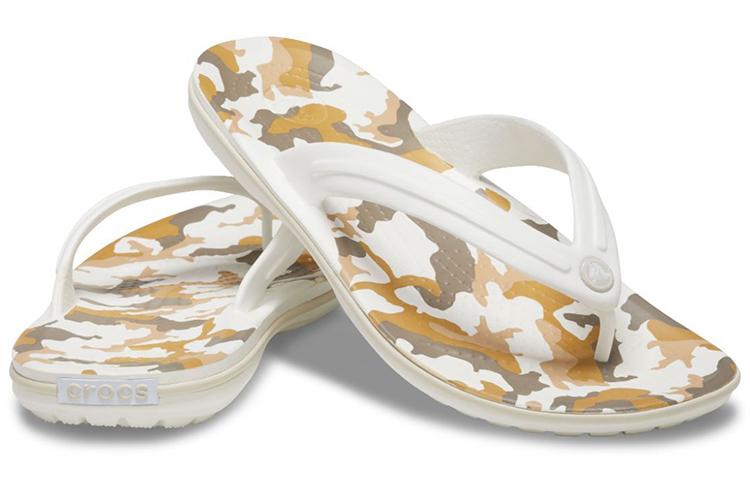 Shop Crocs Crocband 印花夾腳拖鞋 ''白色棕色'' 205943-94S