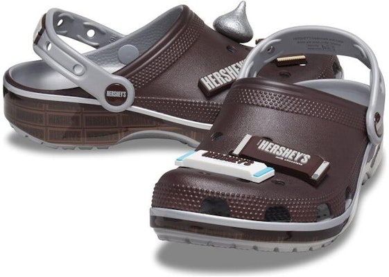 Crocs Hershey's x Classic Clog 'Hershey's Kisses' Cokelat 209315-040 Lookbook Crocs Hershey's x Classic Clog 'Hershey's Kisses' Cokelat 209315-040