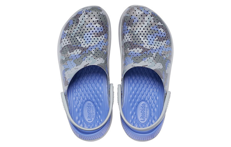 Shop Crocs LiteRide 閃電鞋 印花洞洞涼鞋 灰藍迷彩