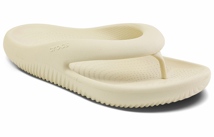 Shop Crocs卡駱馳 面包人字 运动拖鞋 男女同款 骨白色