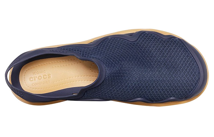 Shop Crocs 海军蓝凉鞋 205701-4KL