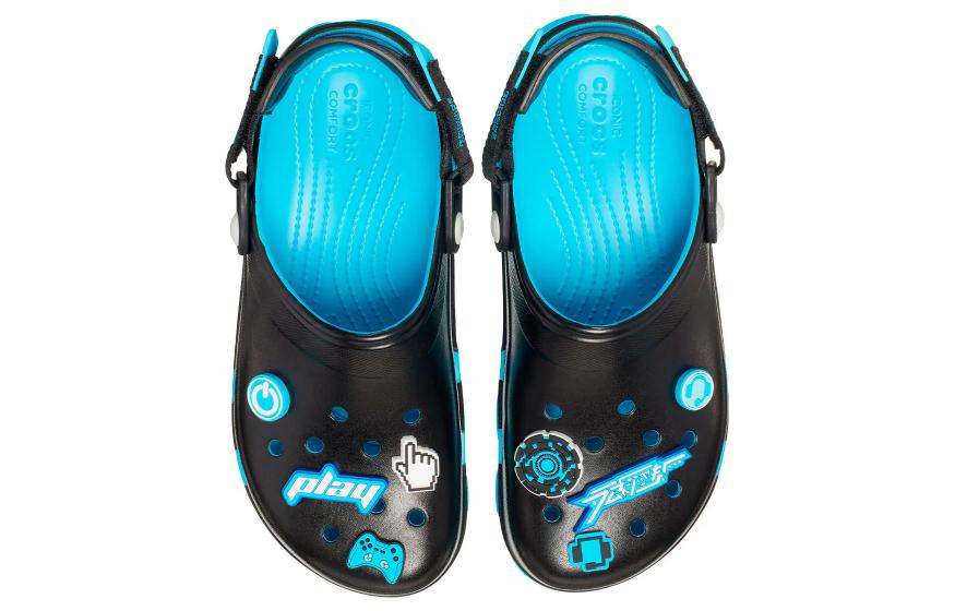 Shop Crocs RJ x 全地形洞洞鞋“黑蓝” 208212-001