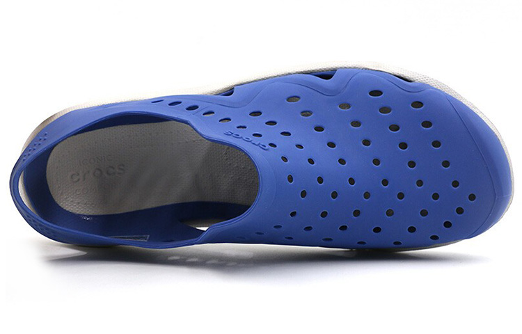 Shop Crocs Swiftwater Wave 簡約休閒沙灘洞洞涼鞋 藍色