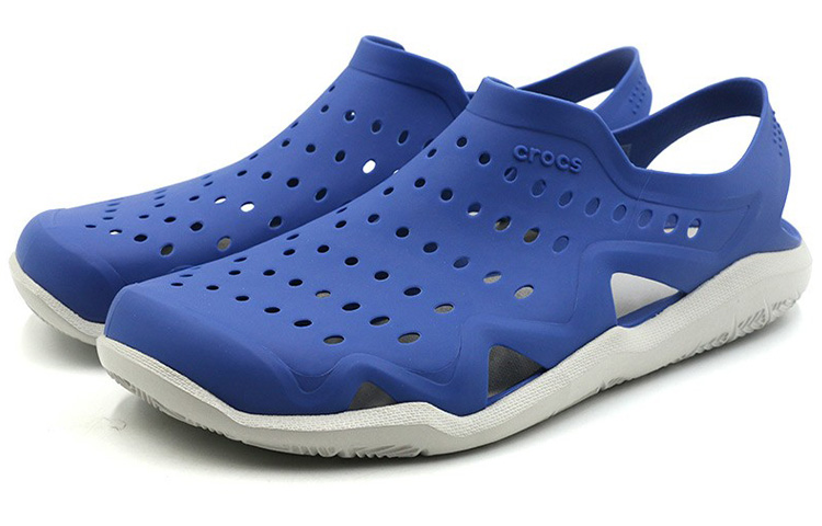 Shop Crocs Swiftwater Wave 簡約休閒沙灘洞洞涼鞋 藍色