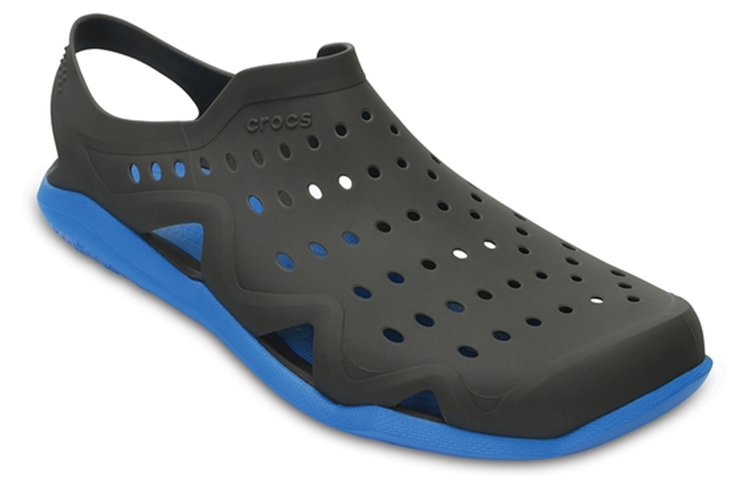 Lookbook Crocs Swiftwater 戶外沙灘洞洞涼鞋 黑藍