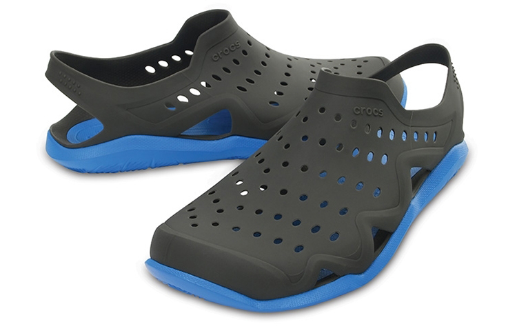 Shop Crocs Swiftwater 戶外沙灘洞洞涼鞋 黑藍