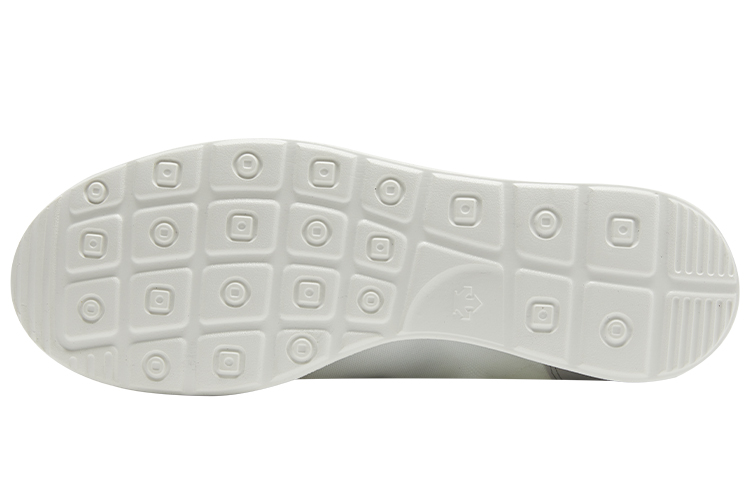 Shop DESCENTE Chron Tempo 套腳鞋 '白綠配色' D2223LSNXX-WG