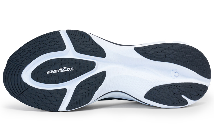 Shop DESCENTE 跑步鞋'黑白色舒适透气低帮' D2223RRN92-WB