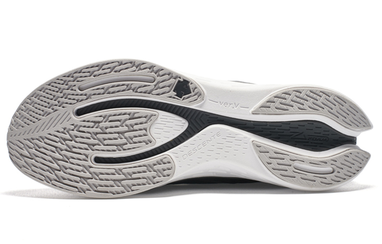 Shop DESCENTE Running 'Ligero y Transpirable Negro' D1213RRN11-BK