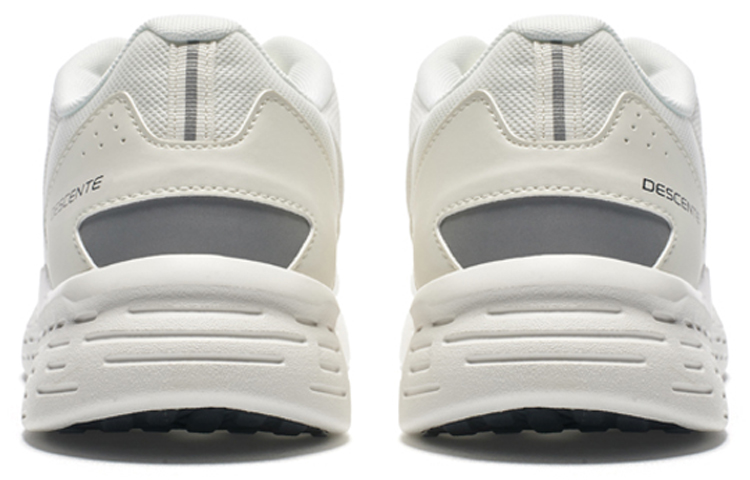 Shop DESCENTE 白色休闲跑鞋 D1213GES11-WT