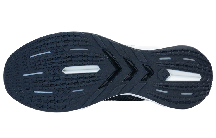 Shop DESCENTE 跑步鞋低帮款‘黑色’ D2231RRN01-BK