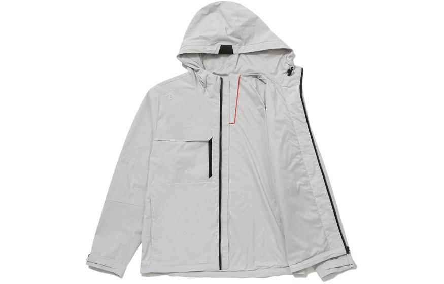 Shop DESCENTE 防水可調式下擺連帽外套，多拉鍊口袋設計 SP121DJK21
