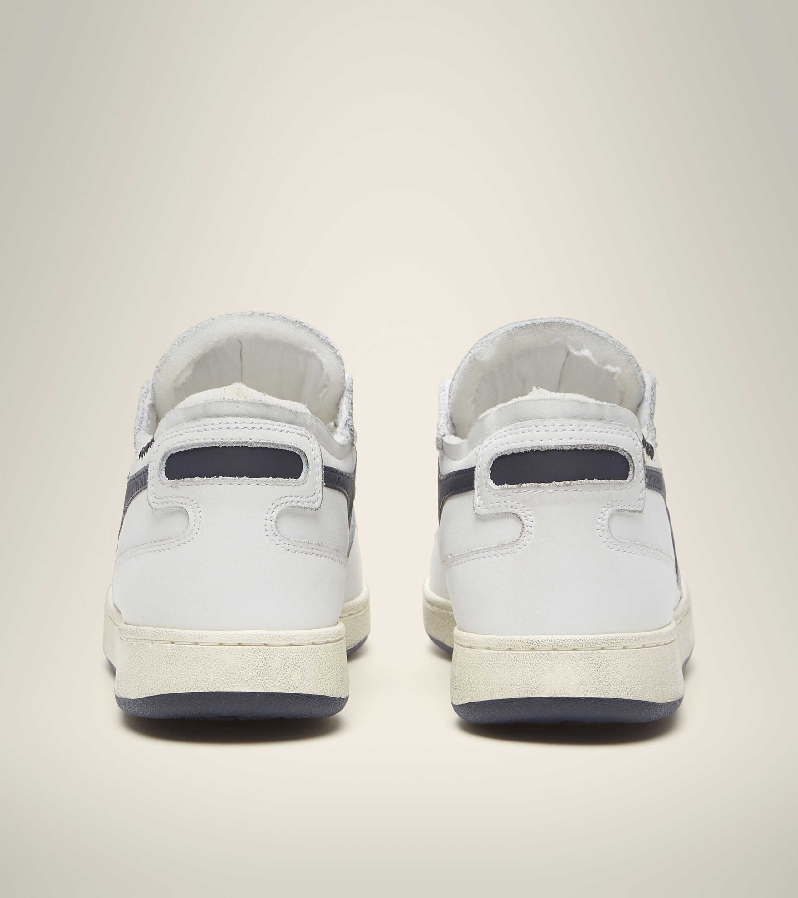 Lookbook 디아도라 MI 바스켓 로우 컷 201.176282_C1494