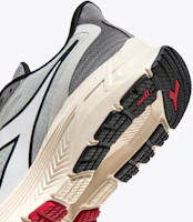 Shop Diadora MYTHOS BLUSHIELD 9 VORTICE Sepatu Lari 101.180247_C9614