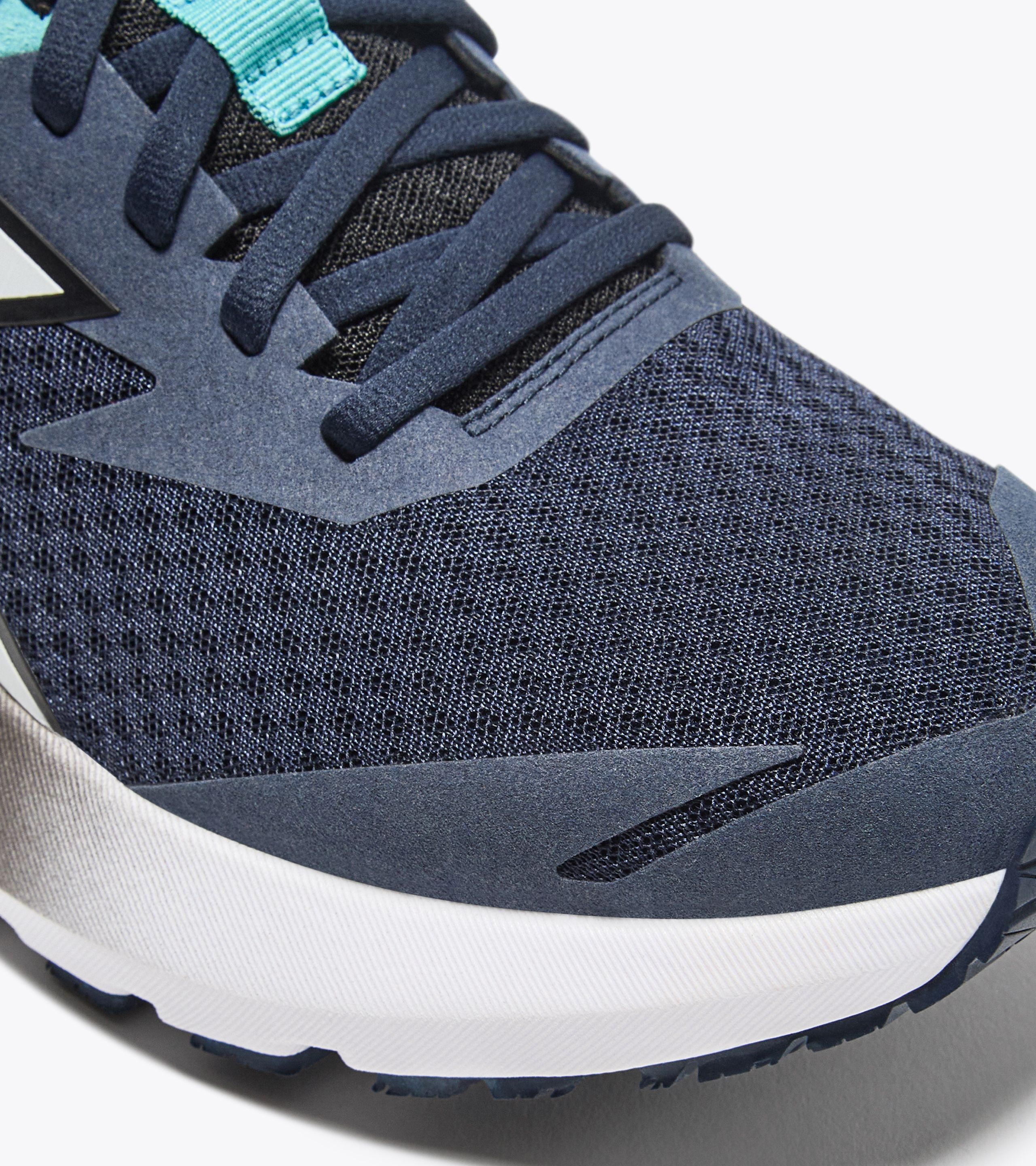 Lookbook 迪亚多纳 MYTHOS BLUSHIELD VIGORE 3跑鞋 101.180680_C1512