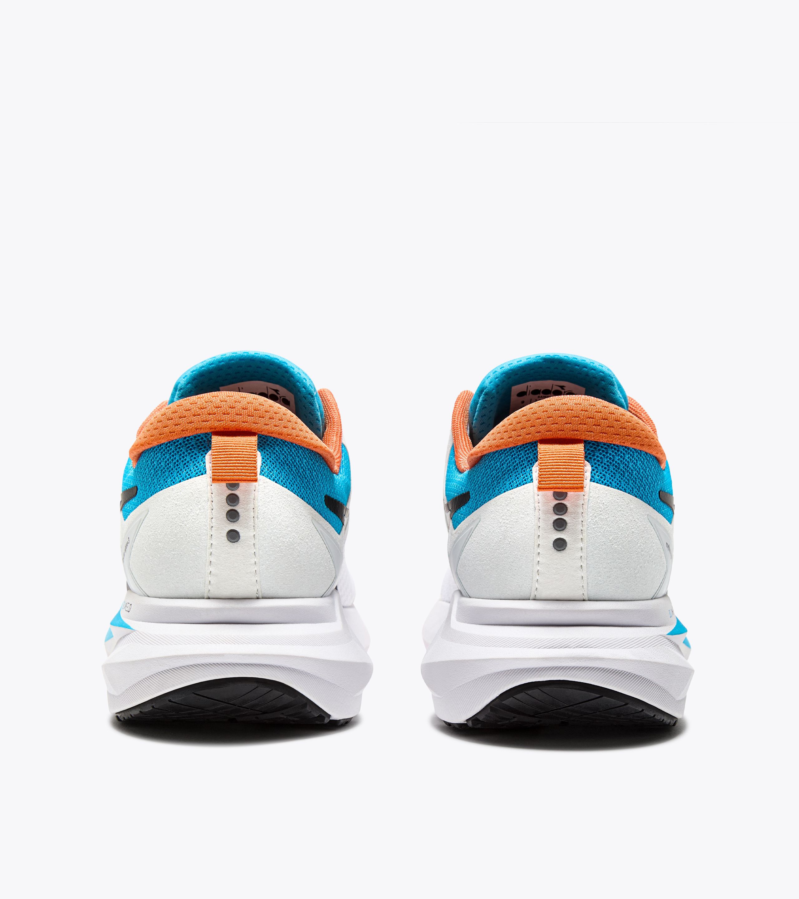 Lookbook 迪亚多纳 MYTHOS BLUSHIELD VIGORE 3跑鞋 101.180680_D1247