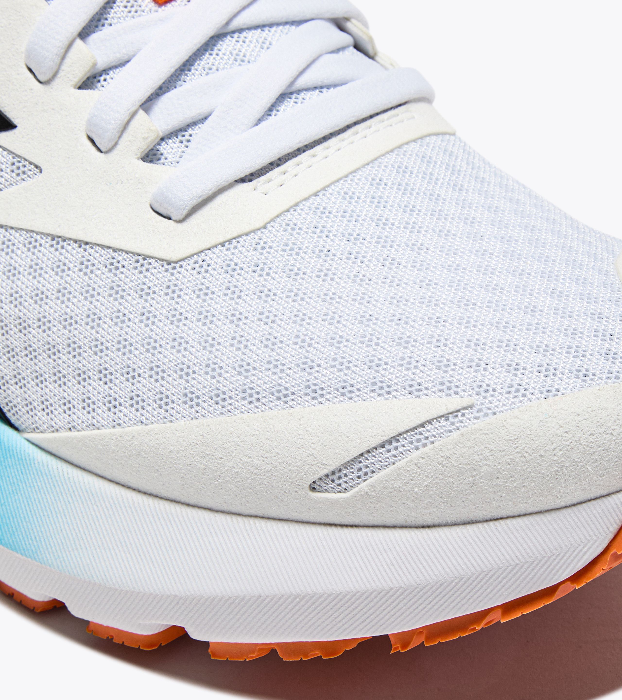 Shop 迪亚多纳 MYTHOS BLUSHIELD VIGORE 3跑鞋 101.180680_D1247