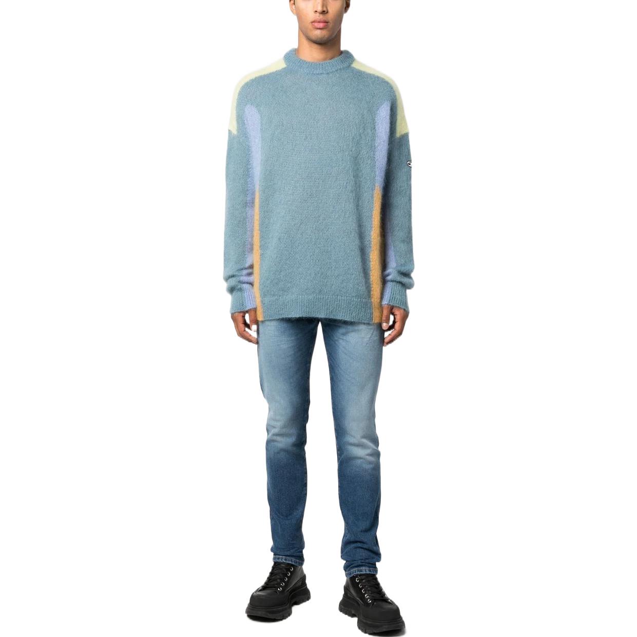 Lookbook DIESEL 藍色牛仔褲附腰帶環和隱藏式前扣設計。 A035580NFAJ-01