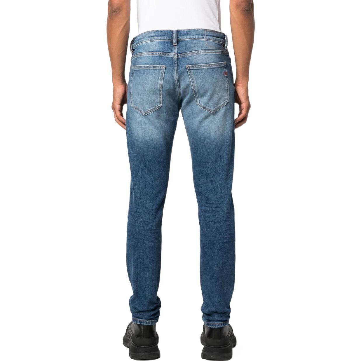 Shop DIESEL 藍色牛仔褲附腰帶環和隱藏式前扣設計。 A035580NFAJ-01