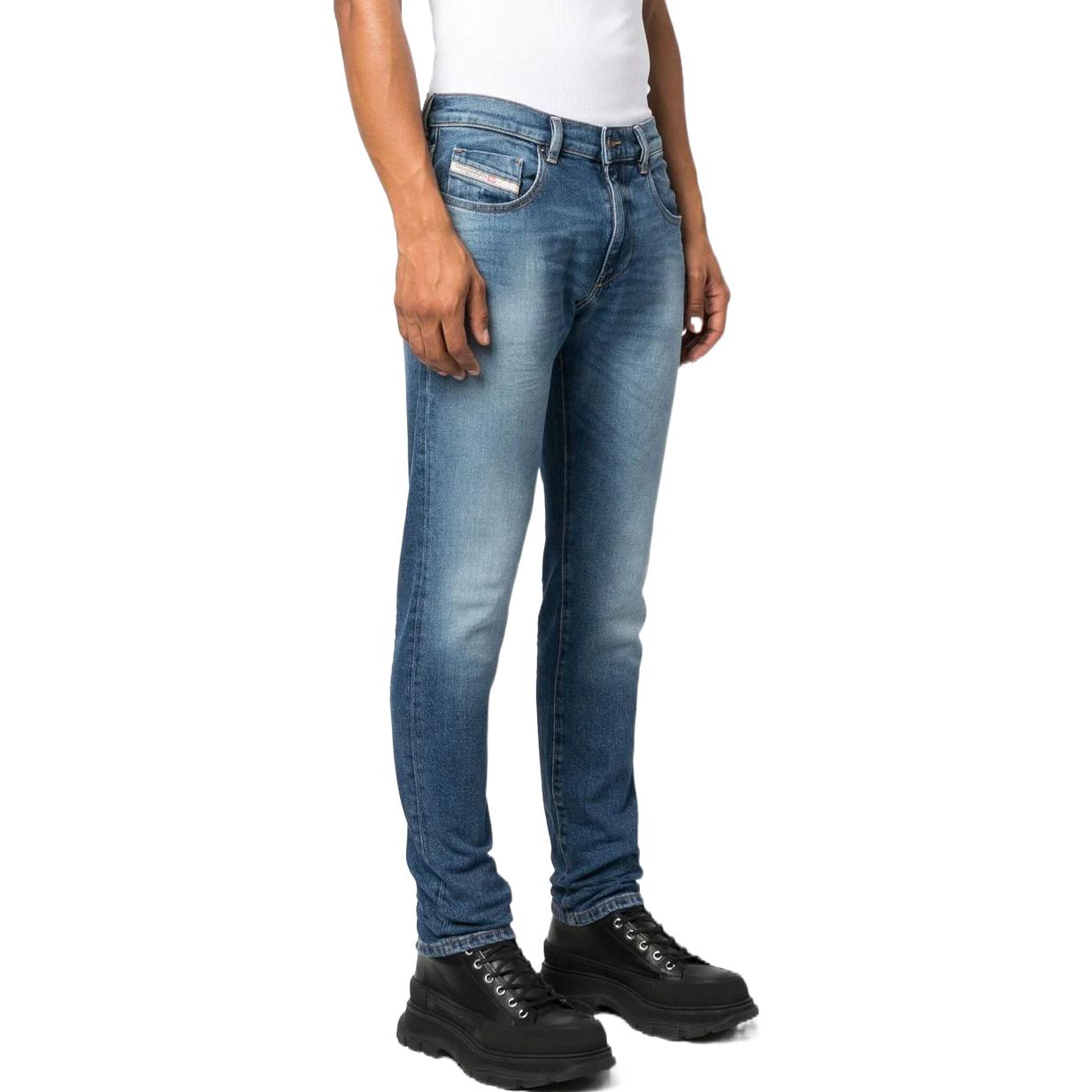 Purchase DIESEL 藍色牛仔褲附腰帶環和隱藏式前扣設計。 A035580NFAJ-01