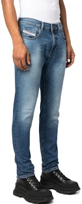 DIESEL 藍色牛仔褲附腰帶環和隱藏式前扣設計。 A035580NFAJ-01 Purchase DIESEL 藍色牛仔褲附腰帶環和隱藏式前扣設計。 A035580NFAJ-01