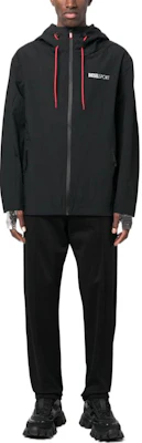 디젤 슬림핏 로고 패치 지퍼 자켓 드로스트링 디자인. A095920CGB-P90 Lookbook 디젤 슬림핏 로고 패치 지퍼 자켓 드로스트링 디자인. A095920CGB-P90