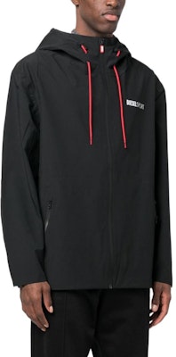 디젤 슬림핏 로고 패치 지퍼 자켓 드로스트링 디자인. A095920CGB-P90 Purchase 디젤 슬림핏 로고 패치 지퍼 자켓 드로스트링 디자인. A095920CGB-P90