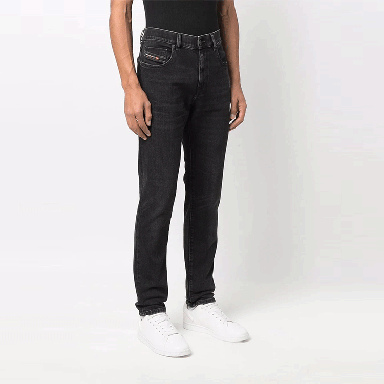 Shop DIESEL スリムフィット ソリッドブラックジーンズ A0355809B8-302