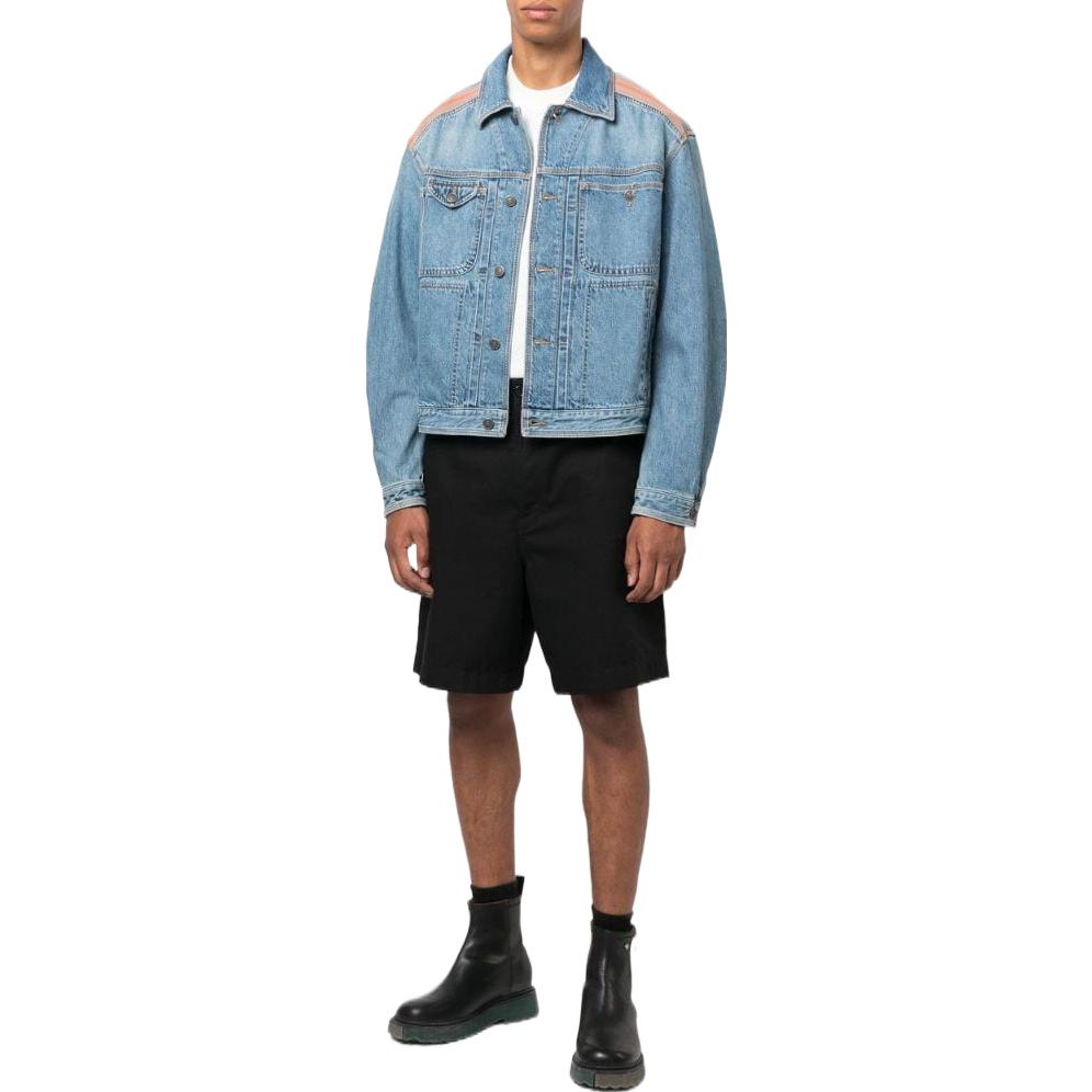 Lookbook DIESEL FW22 Jaket Denim Biru dengan Jalur Sisi. A069310EIAW01