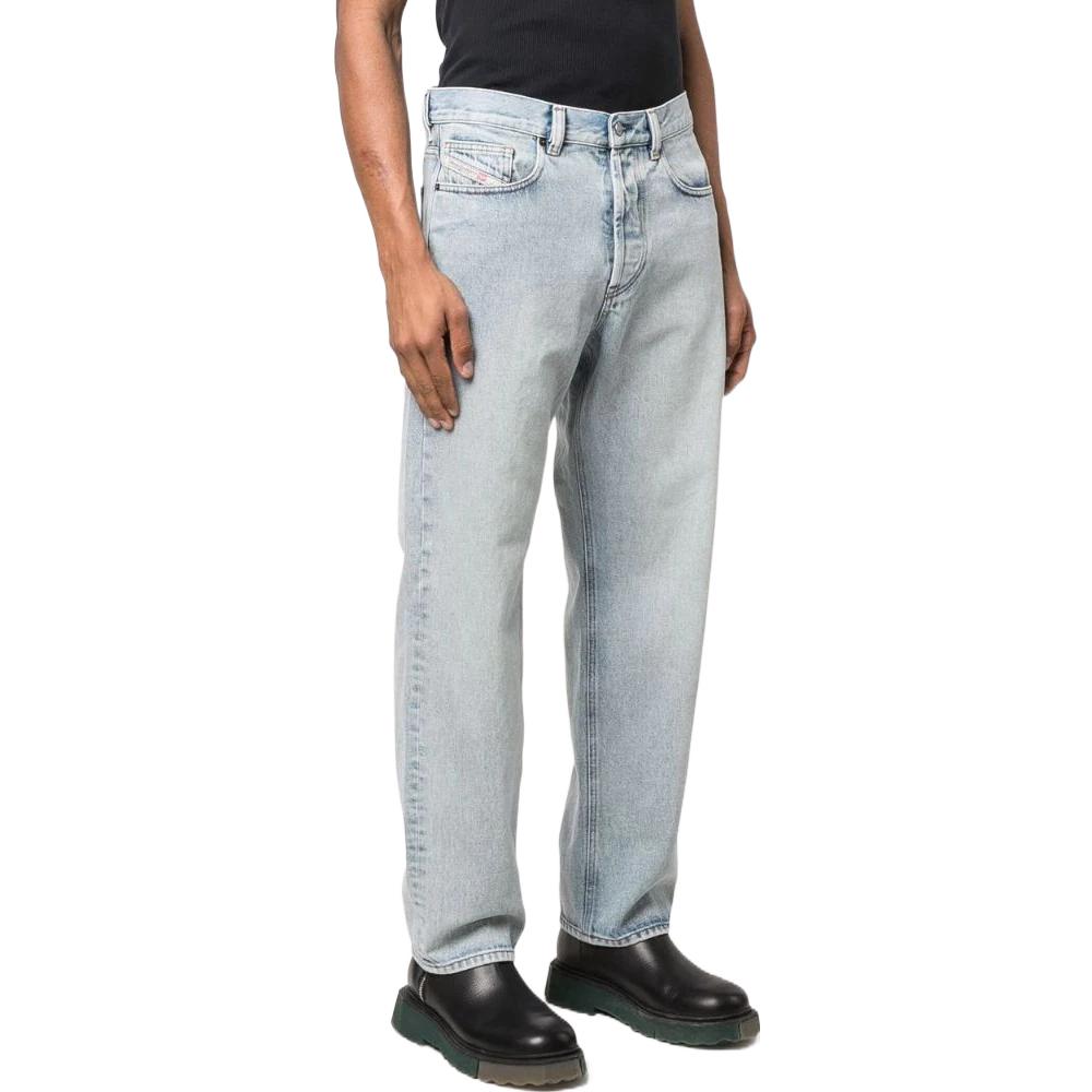 Shop ディーゼル FW22 ストレートブルーデニムジーンズ クラシックパッチスタイル A0356409C1401