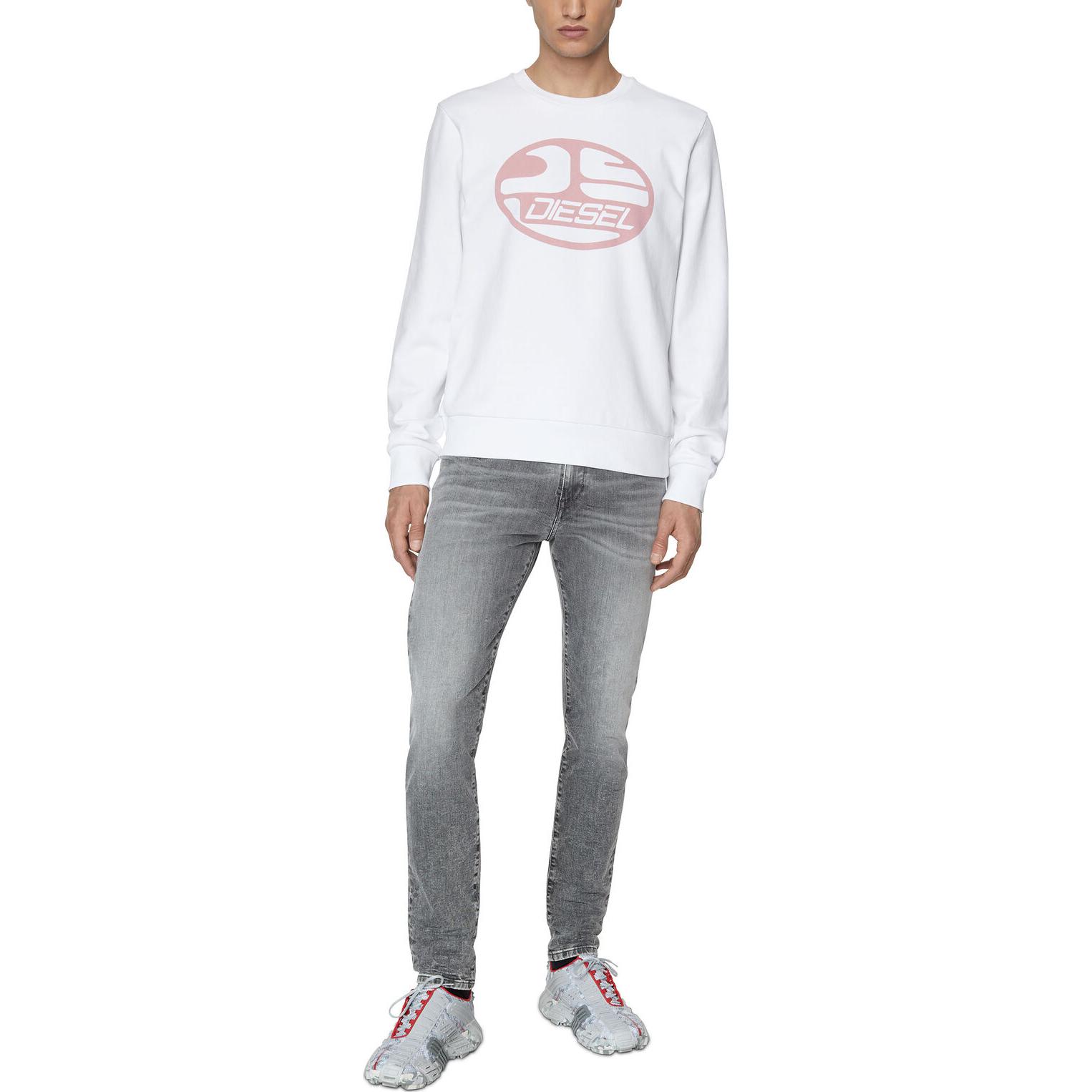 Lookbook DIESEL FW22 Baju Lengan Panjang Putih Cetakan Logo. A064940HAYT-WH