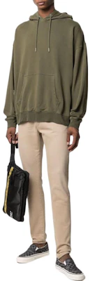 Diesel FW22 綠色連帽衫,純色設計搭配口袋細節 A027380WBAP51F Lookbook Diesel FW22 綠色連帽衫,純色設計搭配口袋細節 A027380WBAP51F