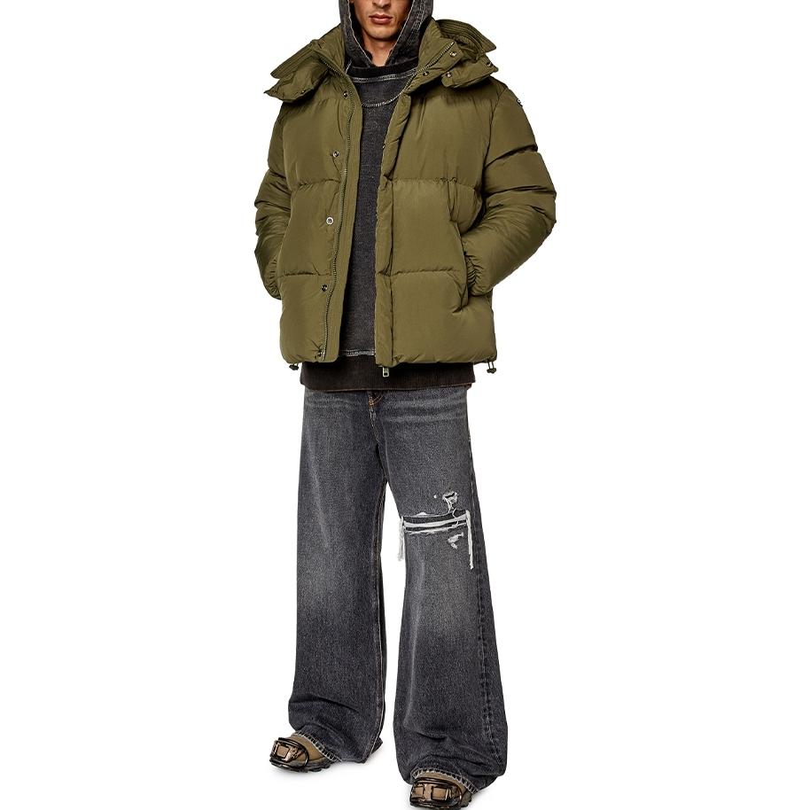 Lookbook 디젤 FW23 숏 후드 다운 재킷 아미 그린 - 따뜻하고 편안한 겨울 필수템. A106010AEAI-5AF
