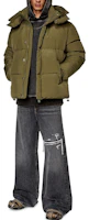 Lookbook DIESEL FW23 军绿色短款连帽羽绒服 - 保暖舒适。 A106010AEAI-5AF