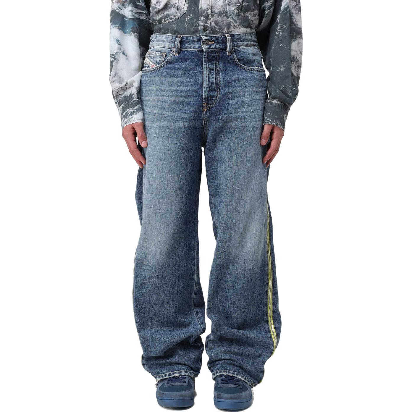 Lookbook DIESEL FW23 蓝色D-Rise侧拉链宽松喇叭牛仔裤 A11457007R9-01