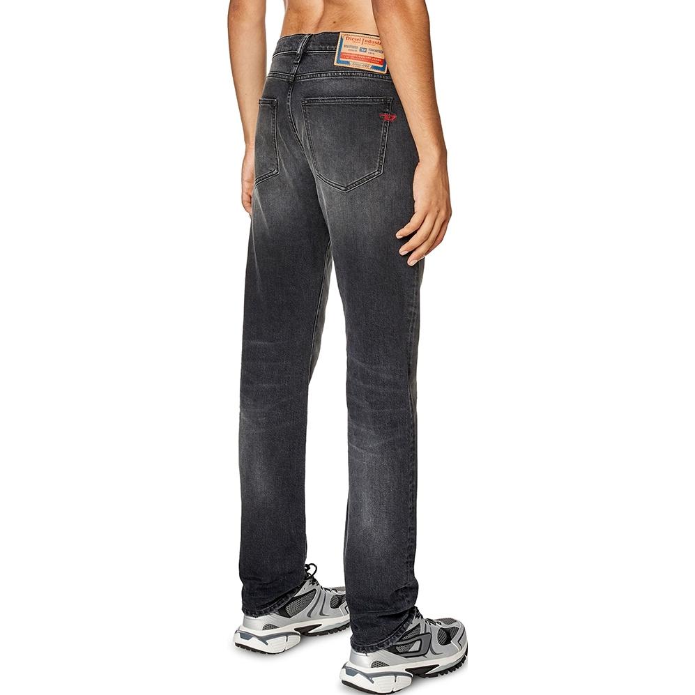 Shop DIESEL FW23 男士修身舒適直筒牛仔褲 黑色做舊款 A0356209G20-02