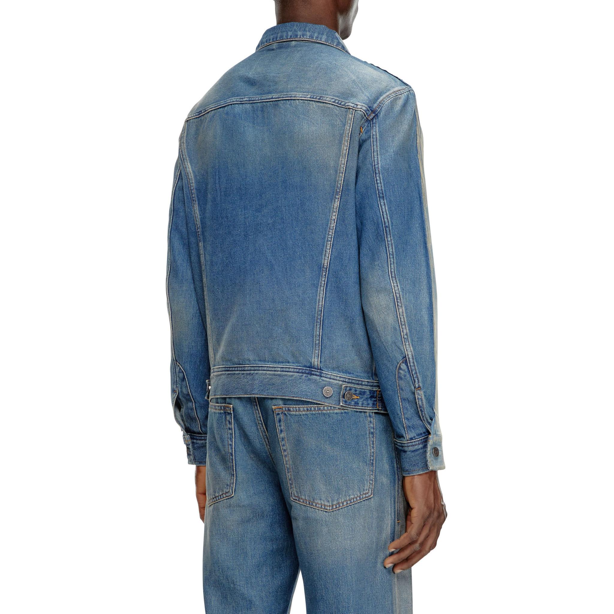 Lookbook Chaqueta de Denim Azul Claro DIESEL FW24 Estilo Lavado con Botonadura Simple. A1473009K22-01