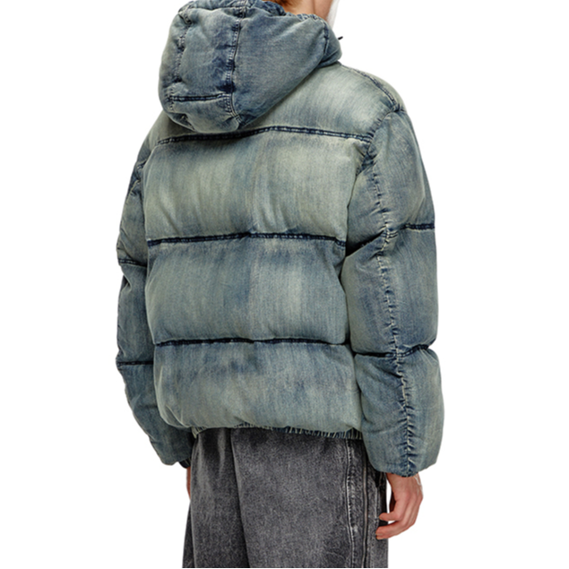Lookbook DIESEL FW24 Chaqueta de Algodón Azul Claro Desgastada con Capucha y Doble Cremallera. A145100SKAI-01