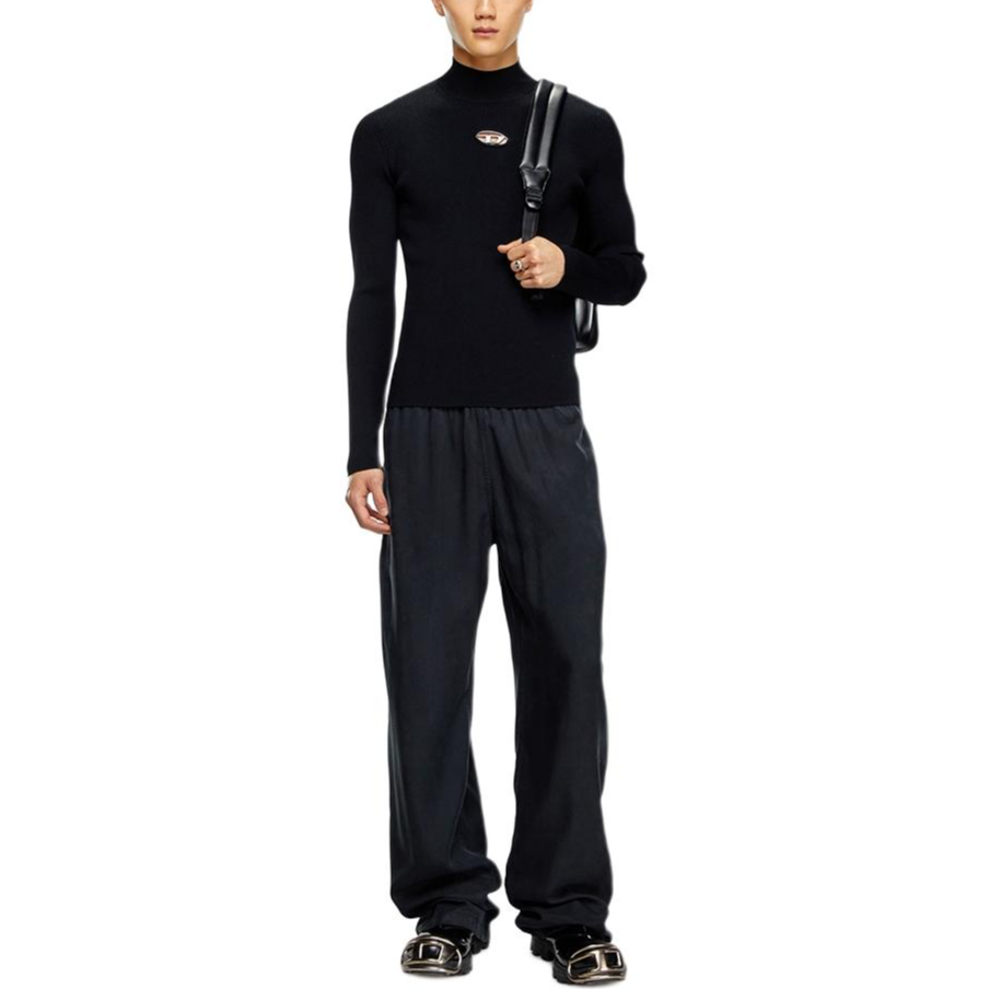 Lookbook DIESEL FW24 オーバルDロゴ ディストレス メタルパッチ 黒 ニット長袖プルオーバー. A154820DLAX-9XXA