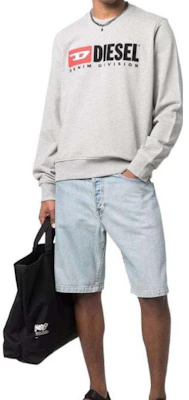 Diesel SS22 Kelabu Crewneck Pullover Sweatshirt dengan Logo Huruf. A037580BAWT9CB13 Lookbook Diesel SS22 Kelabu Crewneck Pullover Sweatshirt dengan Logo Huruf. A037580BAWT9CB13