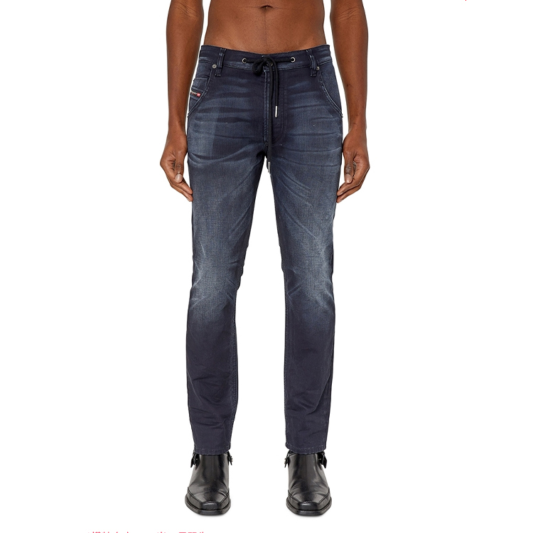 Lookbook DIESEL SS23 KROOLEY 男裝灰色休閒直筒牛仔褲。 A00880068CR-02