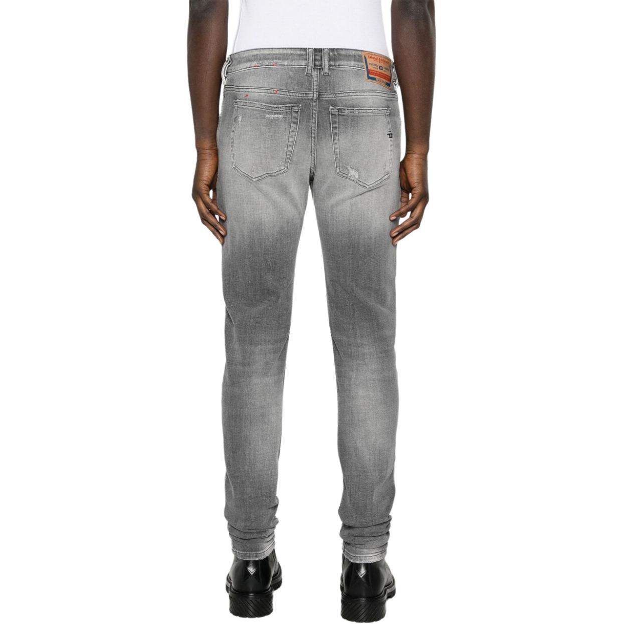 Lookbook DIESEL SS24 灰色拉鍊直筒破壞牛仔褲 A0359409H7002