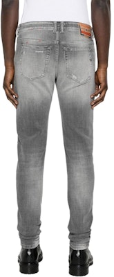 DIESEL SS24 灰色拉鍊直筒破壞牛仔褲 A0359409H7002 Lookbook DIESEL SS24 灰色拉鍊直筒破壞牛仔褲 A0359409H7002