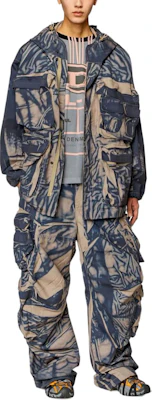 Diesel SS24 褶皱效果连帽夹克 - 灰色 A121560QHAY-7DH Lookbook Diesel SS24 褶皱效果连帽夹克 - 灰色 A121560QHAY-7DH