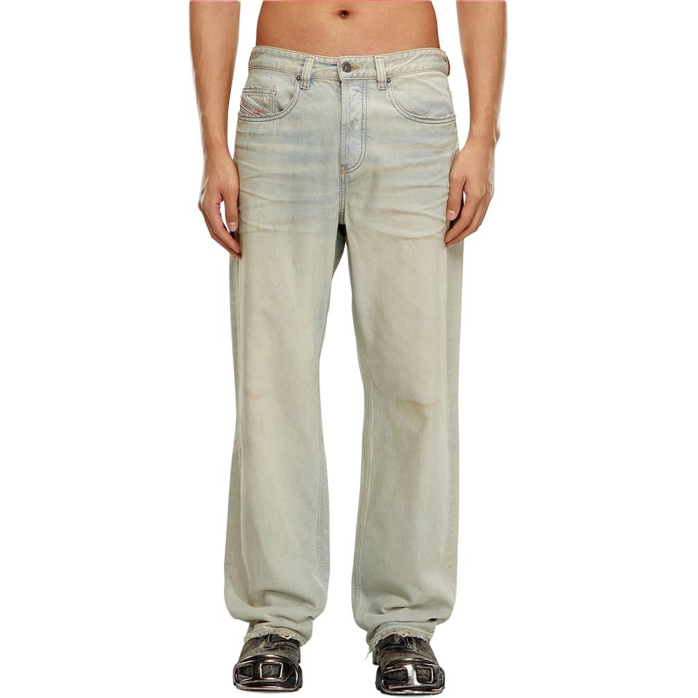 Lookbook ディーゼル SS24 D-MACRO ミッドライズ ルーズ ワイドレッグ ウォッシュジーンズ ライトブルー メンズ A1282109H60-01