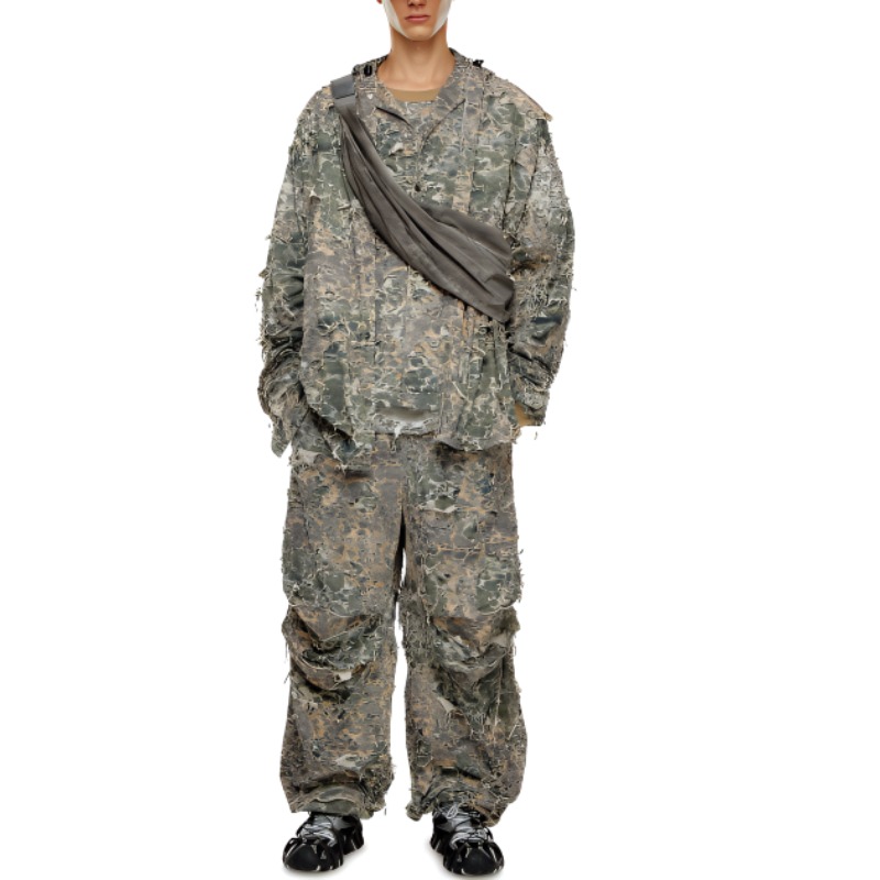 Lookbook DIESEL SS24 Seluar Santai Lelaki Corak Camo Kelabu/Hijau dengan Poket. A135090AJBU-9DBA